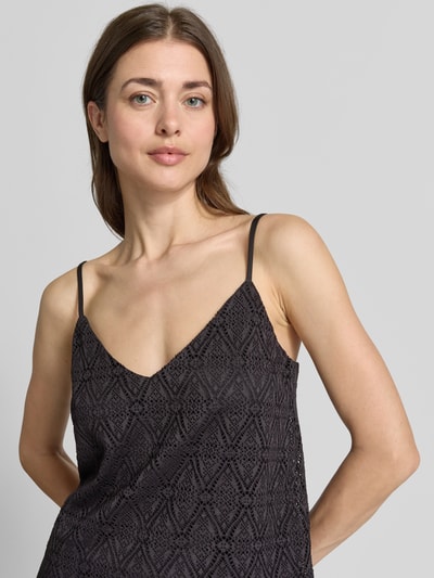 Frauenmodel trägt Regular Fit Top mit Spitze Modell 'MAYA' von Vero Moda, unifarben, V-Ausschnitt, Nahaufnahme Oberkörper.
