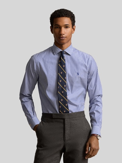 Mannelijk model draagt Regular Fit Businesshemd aus reiner Baumwolle van Polo Ralph Lauren, unie kleur, kentkraag, lange mouwen, logo-stitching, pure katoen, voorkantaanzicht bovenlichaam.