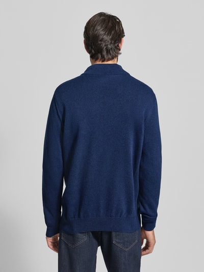 Männermodel draagt Regular Fit Schipperstrui uit puur katoen Model 'HALF ZIP' van Barbour, effen look, knitwearstructuur, lange mouw, labelstitching, schipperskraag, ritssluiting, rompzoom en mouwboord geribd, kleur donkerblauw. Ganzkörperansicht Rückansicht.
