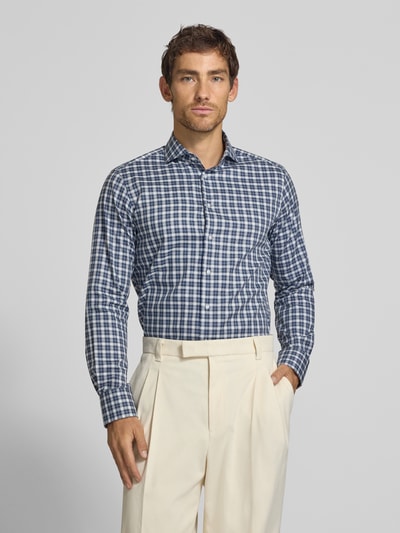 Männermodel trägt Regular Fit Business-Hemd aus Baumwolle von Christian Berg Men im Karo-Muster, Ganzkörperansicht von vorne. Rückenlänge 78 cm, Schulterbreite 47 cm, Ärmellänge 65 cm, Haifischkragen, langärmlig.