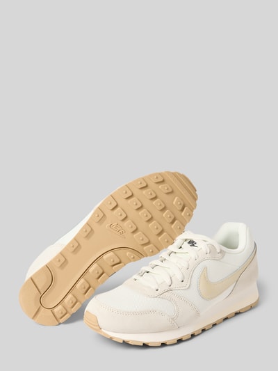 Productfoto, Sneaker met logo-detail model 'Runner' van Nike, afgeronde fit, vetersluiting, beige tinten, zichtbare texturen, context: damessneaker, hakhoogte maat 40: 3 cm, schachthoogte: 8 cm, schachtwijdte: 6 cm