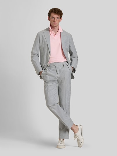 Mannelijk model draagt Regular Fit Poloshirt uit zuivere katoen van Polo Ralph Lauren, effen roze, piqué, korte mouw, merklogo, helemaal van voren.