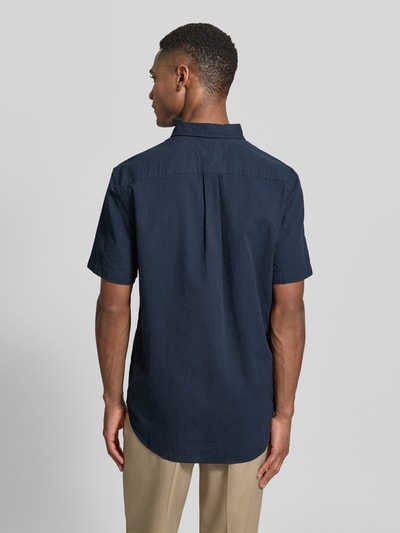 Männermodel trägt Regular Fit Freizeithemd aus reiner Baumwolle von Tommy Hilfiger, dunkelblau, strukturiert, Ganzkörperansicht Rückansicht.