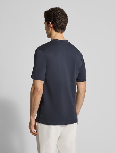 Männermodel trägt Regular Fit T-Shirt aus reiner Baumwolle Modell 'TS_TERRACE' von BOSS Green in Unifarbe mit Kurzarm, Ganzkörperansicht Rückansicht.