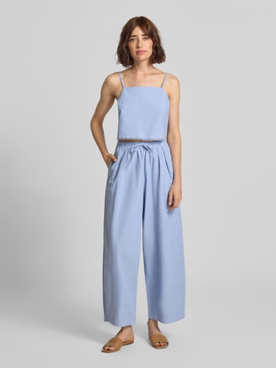Vrouwenmodel draagt stoffen broek van puur katoen, wide leg, elastische band met tunnelkoord, Model 'FEOLY' van American Vintage, Dames, Binnenbeenlengte maat S 71 cm, Bandwijdte maat S 34 cm, Ganzekijk vooraan.