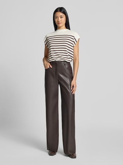 Frauenmodel trägt Straight Fit Hose mit Eingrifftaschen von Marc Cain in Leder-Optik, Dunkelbraun, Ganzkörperansicht von vorne.