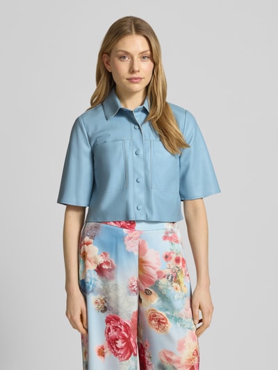Vrouwenmodel draagt Cropped Blusenshirt mit 1/2-Arm van V by Vera Mont in lichtblauw, recht model, cropped fit, kentkraag, drukknopen, halve mouw, geheel vooraanzicht