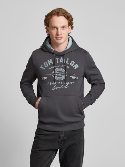 Tom Tailor Bluza o kroju regular fit z mieszanki bawełny z kapturem i nadrukiem z logo Średnioszary 4