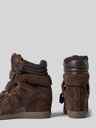 Produktfoto, Sneaker aus Leder-Mix Modell 'Mavis' von Steve Madden, braun, Keilabsatz, Klettverschluss, strukturierte Oberfläche. Damen Sneaker, abgerundete Passform, Absatzhöhe 2 cm, Schafthöhe 17 cm, Schaftweite 8 cm.