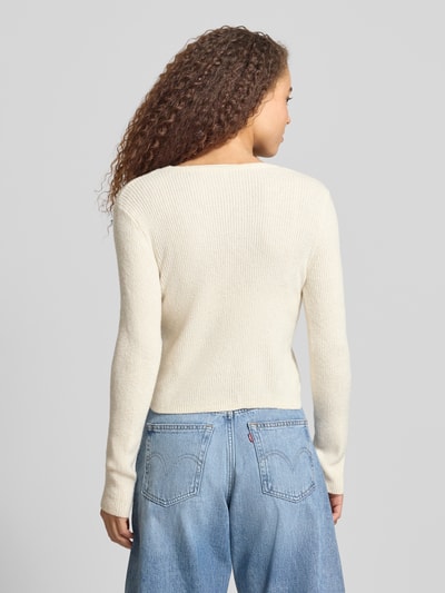 Frauenmodel trägt Regular Fit Strickjacke mit Perl-Optik-Knöpfen Modell 'RICA LIFE' von ONLY, Optik: Unifarben, Passform: Regular-Fit, Verschluss: einreihige Knopfleiste, Ausschnitt: V-Ausschnitt, Ärmelform: Langarm, Materialverarbeitung: Rippstrick, helle Farbe, gerade Formen, feine Rippstruktur, Ganzkörperansicht Rückansicht.