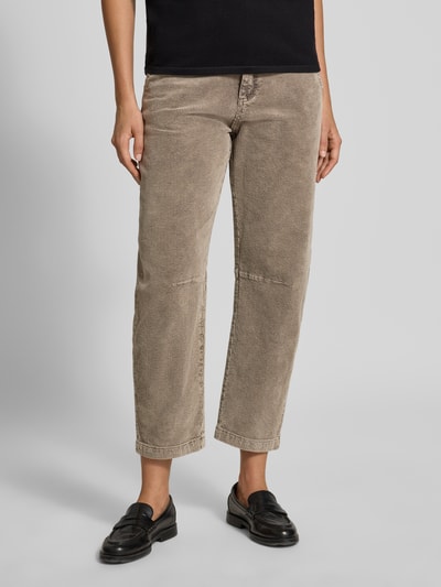 Frauenmodel trägt Barrel Fit Cordhose aus Baumwoll-Mix von Buena Vista in Beige mit feiner Cordstruktur, Nahaufnahme Unterkörper, Damen Cordhose von Buena Vista.