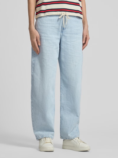Frauenmodel trägt Barrel Fit Jeans aus reiner Baumwolle Modell 'BARREL' von Tommy Hilfiger in heller Denim-Optik, Ganzkörperansicht von vorne.