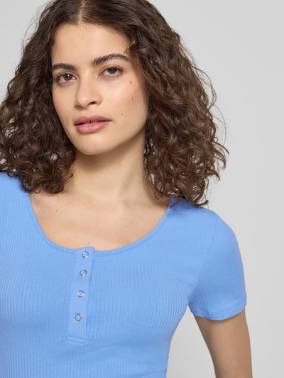 Vrouwenmodel draagt Slim Fit T-Shirt uit katoenmix model 'KITTE' van Pieces, uni, ribstof, Henley, boothals, kort mouw; close-up bovenlichaam