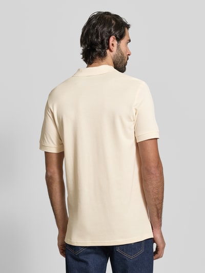 Männermodel trägt Regular Fit Poloshirt mit Stitching von Christian Berg Men in Beige, Reine Baumwolle, Rückenlänge 70 cm, Ganzkörperansicht Rückansicht.