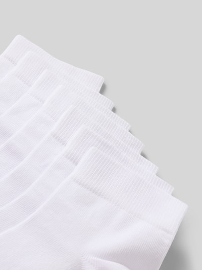 Produktfoto, Socken im 7er-Pack mit geripptem Bündchen von MCNEAL aus weißem Baumwoll-Mix mit Stretch-Anteil und Label-Detail, Textur fein gerippt