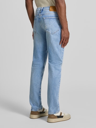 Männermodel draagt Slim Fit Straight Jeans aus Baumwoll-Mix Modell 'DENTON' van Tommy Hilfiger, heren straight jeans, geheelachteraanzicht