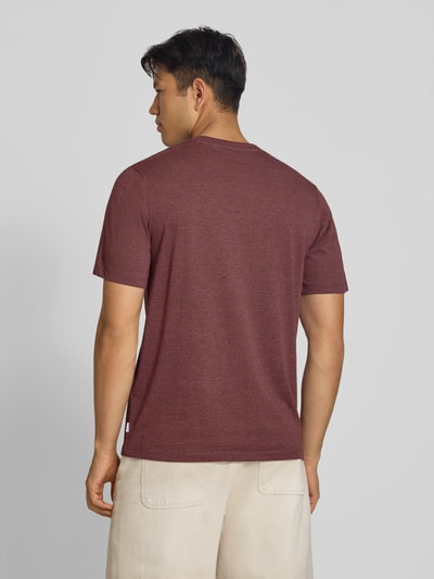 Männermodel trägt Regular Fit T-Shirt aus Baumwoll-Mix Modell 'Organic' von JACK & JONES, einfarbiges Dunkelrot, Ganzkörperansicht Rückansicht, Herren T-Shirt, Rundhalsausschnitt, Rückenlänge 70 cm bei Größe M.