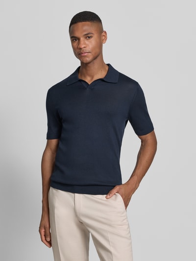 Männermodel trägt Slim Fit Poloshirt aus Lyocell-Baumwoll-Mix von OLYMP Level Five in Dunkelblau, kurzärmelig, Ganzkörperansicht von vorne. Rückenlänge bei Größe M: 68 cm.