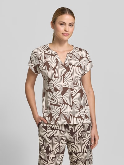 Frauenmodel trägt Damen T-Shirt aus Viskose-Mix mit Stretch-Anteil, Tunikakragen, Regular-Fit, Allover-Muster von Betty Barclay, Rückenlänge bei Größe 36: 63 cm, Ganzkörperansicht von vorne.