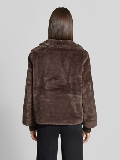 Frauenmodel trägt Jacke aus Kunstfell mit Eingrifftaschen von COMMA in Braun, samtige Textur, lockerer Schnitt, Ganzkörperansicht Rückansicht. Rückenlänge, Schulterbreite, Brustweite und Ärmellänge entsprechend Größe 36.