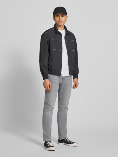 Männermodel trägt Regular Fit Straight Leg Jeans aus katoenmix model 'WEFT' van Only & Sons in denimlook, 5-pocketmodel, labelpatch, twill, knoop- en ritssluiting, lichte grijstint, materiaalverwerking katoenmix, ganzkörperansicht van voren.
