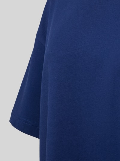 Frauenmodel trägt Pyjama-Oberteil in Überlänge von Mey aus Baumwoll-Elasthan-Mix, satter Blauton, lockerer Schnitt, Nahaufnahme Oberkörper.