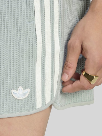adidas Originals Loose Fit Sweatshorts mit Baumwoll-Anteil Schilf 3
