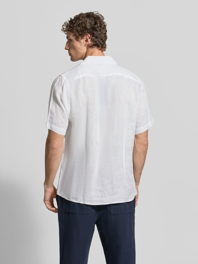 Männermodel trägt Modern Fit Freizeithemd aus Leinen Modell 'CAMICIA' von MARKUP, weiß, Kentkragen, Knopfleiste, Rückenlänge 74 cm, Schulterbreite 43 cm, Ärmellänge 26 cm, Ganzkörperansicht Rückansicht.