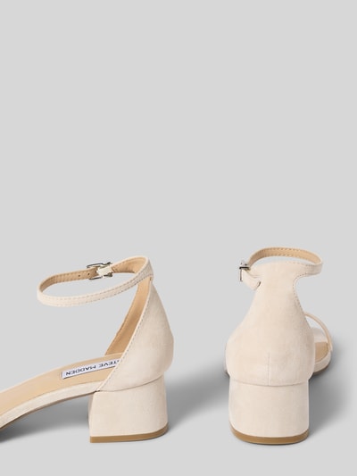 Produktfoto, Pantolette aus echtem Leder Modell 'Gena' von Steve Madden, eckige Form, dünner Riemen, Blockabsatz, glatte Sohle, beige Textur.