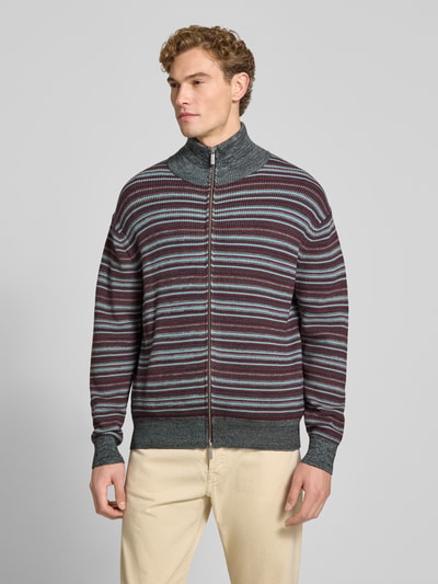 Männermodel trägt Regular Fit Strickjacke aus Viskose-Mix von Jake*s Studio Men, grau mit roten und blauen Streifen, Ganzkörperansicht von vorne.