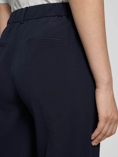 Frauenmodel trägt Stoffhose mit Bundfalten Modell 'DANTA' von B.Young in Dunkelblau, Material-Mix mit Viskose-Anteil, Detailaufnahme Rückansicht