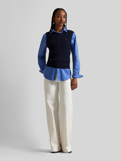 Kobiece model prezentuje Bezrękawnik 'Slim Fit Pullunder aus reiner Baumwolle' od Polo Ralph Lauren, efekt: jednolity kolor, krój slim fit, wzór: ścieg warkoczowy, wyhaftowane logo, dekolt okrągły, wykończenie: prążkowane, wykończenie materiału: dzianina, materiał: bawełna, widok całej sylwetki z przodu.