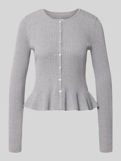Produktfoto, hellgraue Strickjacke aus Viskose-Mix von MYON mit Ripp-Optik, Rundhalsausschnitt und Rüschenbund, körpernahe Passform.