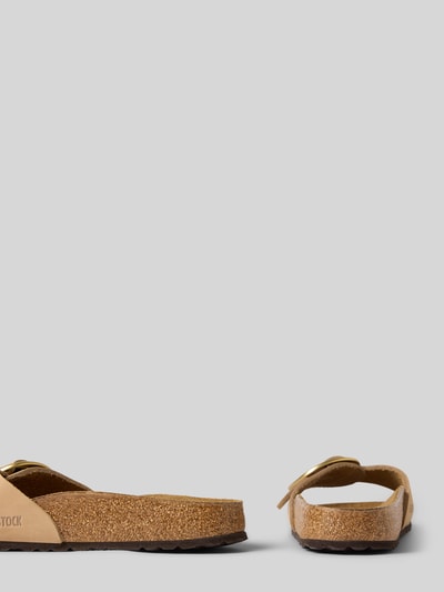 Produktfoto, Slipper aus echtem Nubukleder mit Logo-Detail von Birkenstock für Damen, abgerundete Passform, offene Ferse, beige Farbe, Absatzhöhe 3 cm, Schaftweite 7 cm, strukturierte Oberfläche