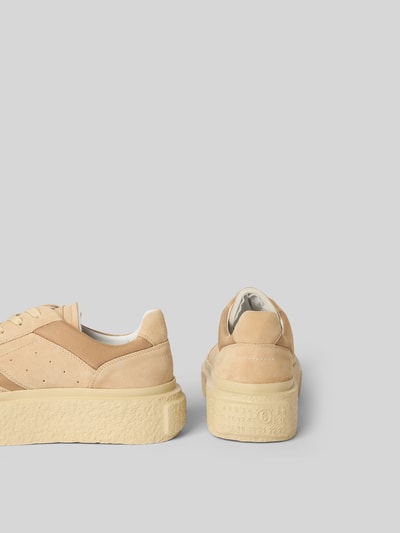 Produktfoto, Plateau-Sneaker mit Belüftungslöchern von MM6 Maison Margiela in Beige, abgerundete Form, strukturierte Plateausohle, Label-Detail