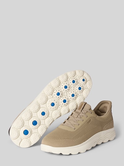 Produktfoto, Slip-on-Sneaker mit profilierter Sohle Modell 'SPHERICA' von Geox in Beige, Abgerundete-Spitze, Schlupfform, Absatzhöhe 5 cm, Schafthöhe 8 cm, Schaftweite 7 cm, Struktur-Mesh-Obermaterial und Kontrastsohle.