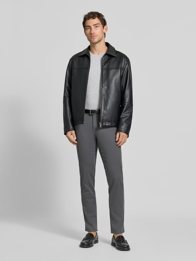 Männermodel trägt graue Modern Fit Chino aus Baumwoll-Mix Modell 'Fabio' von Brax, glatte Struktur, Herren Schmale Hose, Ganzkörperansicht von vorne.