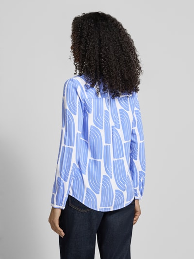 Frauenmodel trägt Wellen-Print Schlupfbluse aus Viskose von Christian Berg Woman, blau-weißer Print, lockerer Regular Fit, Ganzkörperansicht Rückansicht.