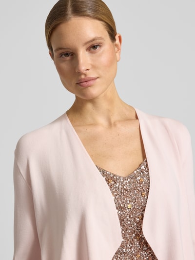 Modelka nosi Strickjacke in offener Passform mit 3/4-Arm von comma, jasnoróżowy kolor, miękka faktura, wiskozowa mieszanka, półzbliżenie górnej części ciała.