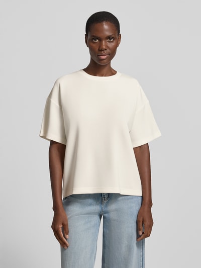 Modelka kobieca ma na sobie damski t-shirt z mieszanki materiałów z dodatkiem wiskozy, pudełkowy krój, okrągły dekolt, model 'Helle' od My Essential Wardrobe, jasny kolor, długość tyłu w rozmiarze XS/S: 60 cm, widok całej sylwetki z przodu.