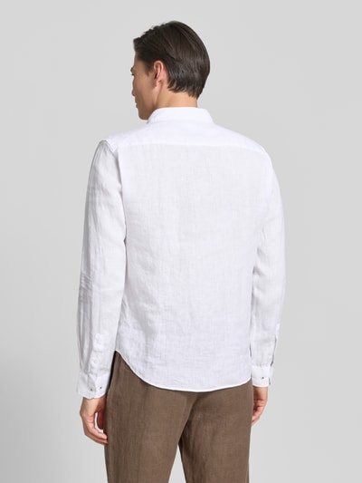 Männermodel trägt Causal Fit Leinenhemd mit Kentkragen Modell 'Mike' von JOOP! Collection in Weiß, reine Leinenstruktur, Ganzkörperansicht Rückansicht.