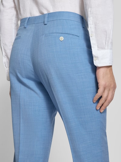 Männermodel trägt Straight Fit Anzughose mit Bügelfalten von MCNEAL in Hellblau, mit Gesäßtaschen und gelegten Falten, Ganzkörperansicht Rückansicht.