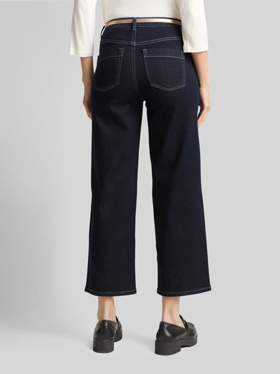 Frauenmodel trägt Straight Leg Culotte aus Baumwoll-Mix von Tom Tailor, dunkelblau, unifarben, cropped Länge, Rückansicht Ganzkörperansicht.