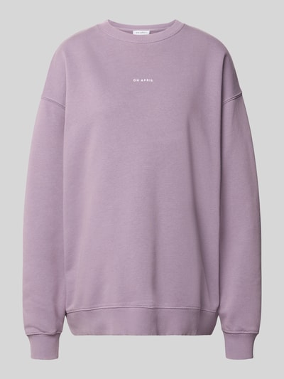 Produktfoto, Oversized Sweatshirt mit Rundhalsausschnitt und Logo von OH APRIL aus Baumwoll-Mix in Flieder mit dezentem Markenschriftzug