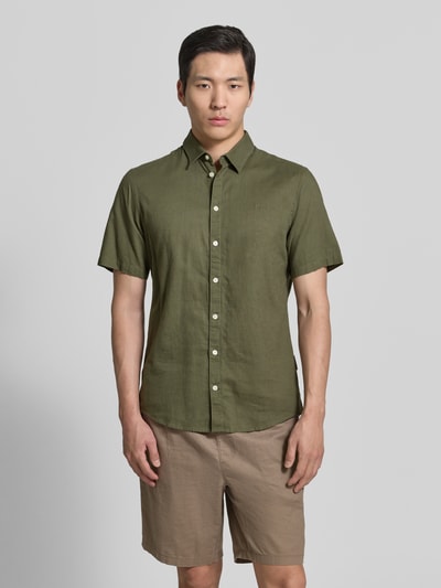 Mannelijk model draagt Slim Fit vrijetijdsoverhemd uit mix van linnen en katoen model 'AKSEL' van Casual Friday, kentkraag, labelstitching, knoopsluiting, ruglengte maat M 78 cm, schouderbreedte 45 cm, mouwlengte 27 cm, olijfgroen, eenvoudige textuur, effen kleur, vooraanzicht hele lichaam.