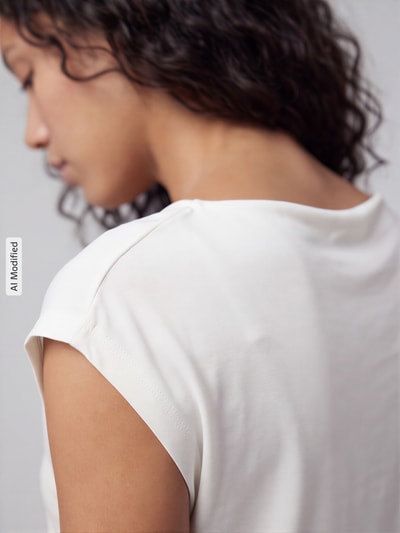 Frauenmodel trägt Regular Fit Blusentop aus reiner Viskose von s.Oliver BLACK LABEL, unifarben, Satinoptik, Nahaufnahme Schulter, KI-modifiziertes Bild