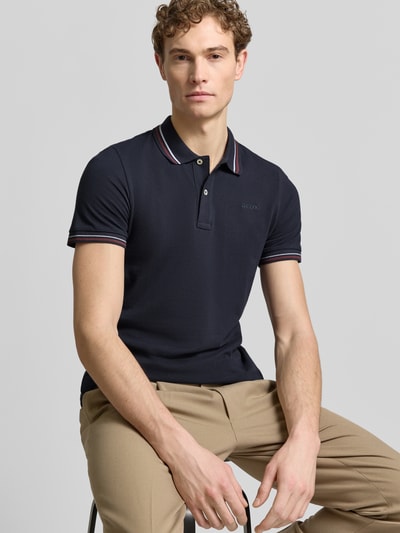 Męski model nosi Slim Fit Poloshirt mit Kontraststreifen od Geox, bawełniany miks, krój slim fit, ciemny granat, z przodu, zbliżenie na górną część ciała