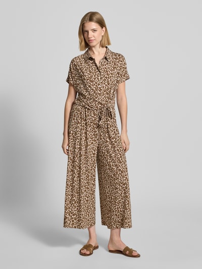 Frauenmodel trägt Jumpsuit mit Allover-Animal-Print von Betty Barclay, Elastischer-Material-Mix, Taillierte Passform, Umlegekragen, Kurzärmelig, Knopfleiste, Ganzkörperansicht von vorne.