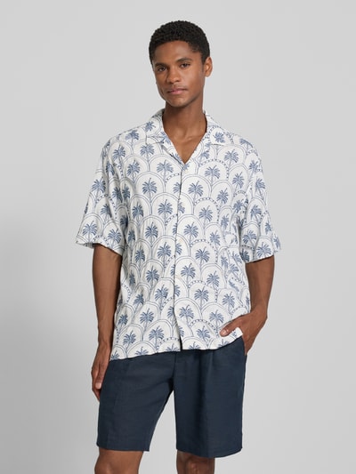 Męski model nosi Regular Fit Freizeithemd aus reiner Viskose Modell 'Fred' von JACK & JONES, biały z niebieskim kwiatowym nadrukiem na całej powierzchni, krój regular fit, kołnierz z połami, krótki rękaw, listwa guzikowa. Koszula casualowa, długość tyłu w rozmiarze M: 76 cm, szerokość ramion w rozmiarze M: 54 cm, długość rękawów w rozmiarze M: 29 cm. Ganzkörperansicht von vorne.