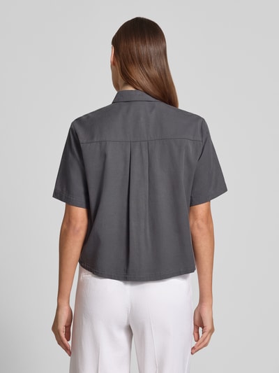 Frauenmodel trägt Boxy Fit Bluse aus Lyocell-Baumwoll-Mix von Jake*s Casual in Grau mit Hemdblusenkragen und Knopfleiste, Ganzkörperansicht Rückansicht. Rückenlänge 55 cm, Ärmellänge 25 cm bei Größe 36, moderne Damen Bluse für Casual-Looks.